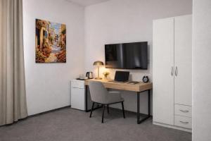 ein Zimmer mit einem Schreibtisch, auf dem ein Laptop steht in der Unterkunft Saint Michael Boutique & Garni Hotel Trnava in Trnava
