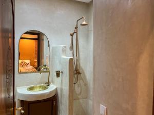 a bathroom with a sink and a mirror at Bihi Lodge in Tahannout