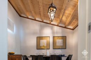 a dining room with a table and a chandelier at Casa Philomena - Fascino storico in centro in Noto
