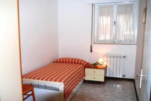 a small bedroom with a bed and a window at Casa Gaddi in Grado