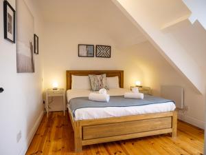a bedroom with a bed with two towels on it at Apartments in Dingle Town Center in Dingle