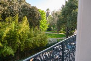 a balcony with a view of trees and bushes at Les Suites du Parc - Elégance et lumière face au Parc Simone Veil appartement 2 chambres à 2 minutes des halles in Sète