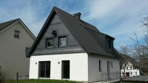 una casa con tetto nero di Ferienhaus Familienglück a Winterberg