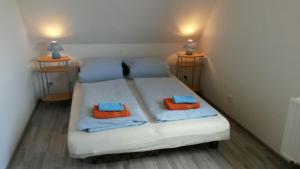 ヴィンターベルクにあるFerienhaus Familienglückの小さなベッド(枕2つ、ランプ2つ付)