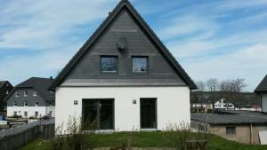 Bygningen som feriehuset ligger i + 2 billeder