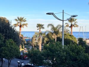 a view of a street with palm trees and the ocean at Appartamento 37 Varazze in Varazze