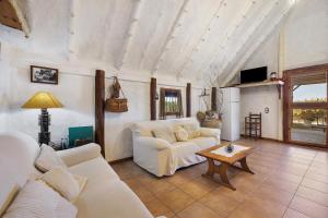 a living room with a white couch and a table at La Barraca den Salvador in Deltebre