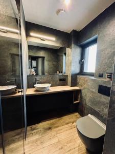 a bathroom with two sinks and a toilet at Podlaski Chill in Przejma Wielka