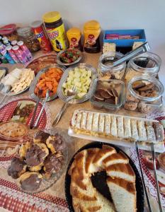 a table topped with lots of different types of food at Recanto Ursa Maior in Monte Verde