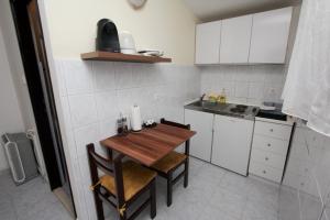 Kuhinja oz. manjša kuhinja v nastanitvi Apartment Miljenko Tomic 2