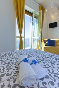 Tempat tidur dalam kamar di On the beach Sea-view&Kitchen In Room