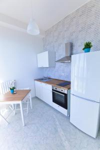 Kuchyň nebo kuchyňský kout v ubytování On the beach Sea-view&Kitchen In Room