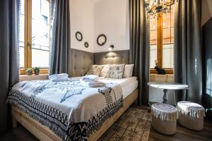 a bedroom with a large bed and a window at Niedźwiedzia Residence Garden & Sauna in Poronin