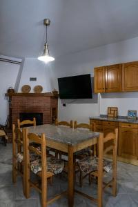 a dining room with a table and chairs and a tv at Casa Vacanze VENDITTO in Pietraroia