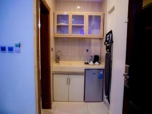 a small kitchen with a sink and a refrigerator at فندق السلطان ان Alsultan Inn Hotel in Jazan