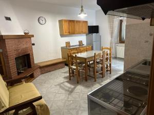 a kitchen and living room with a table and a stove at Casa Vacanze VENDITTO in Pietraroia