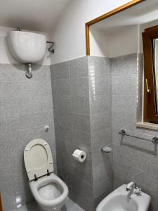 a bathroom with a toilet and a sink at Casa Vacanze VENDITTO in Pietraroia