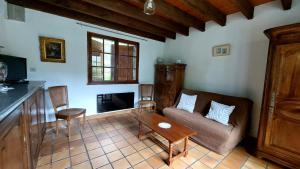 a living room with a couch and a table at Chalet chateau verdun in Château-Verdun