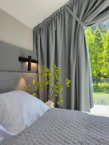 a bedroom with a bed and a window at NOVA ULINIA Sand - dom nad morzem, podgrzewany basen,sauna, balia z jacuzzi , Starlink in Ulinia +59 photos