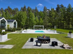 a backyard with a fire pit and a pool at NOVA ULINIA Sand - dom nad morzem, podgrzewany basen,sauna, balia z jacuzzi , Starlink in Ulinia