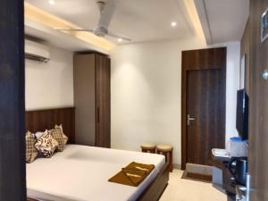 a bedroom with a bed and a television in a room at Eennra Kaansabbati in Medinīpur