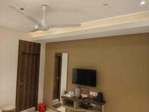 a room with a flat screen tv on the wall at Eennra Kaansabbati in Medinīpur +8 photos