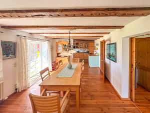 a dining room and kitchen with a table and chairs at Landhaus Rubitz in Rubitz