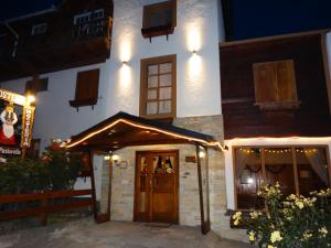 een gebouw met een voordeur met verlichting bij Hosteria La Pastorella in Bariloche
