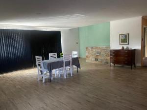 a dining room with a table and chairs and a dresser at Departamento cómodo y totalmente equipado, ideal para familias, grupos o viajes laborales in Santa Fe