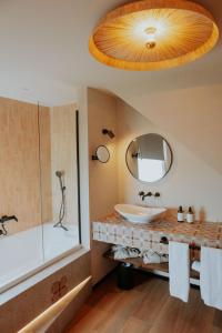 ein Badezimmer mit Waschbecken, Dusche und Spiegel in der Unterkunft Hotel Meridional in Guardamar del Segura