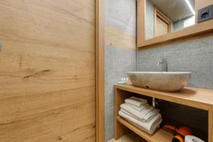 a bathroom with a sink and a counter with towels at Mes Anges Perloz in Pont-Saint-Martin +19 photos