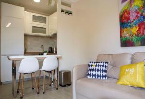 a living room with a couch and a kitchen at Apartman Nora Herceg Novi in Zelenika