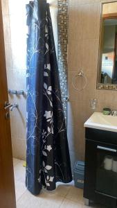 a shower curtain with birds on it in a bathroom at Departamento cómodo y totalmente equipado, ideal para familias, grupos o viajes laborales in Santa Fe