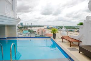 ein Pool auf dem Dach eines Gebäudes mit Aussicht in der Unterkunft West Hotel in Cần Thơ