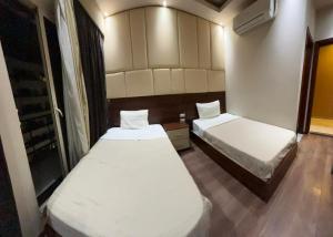 two beds in a small room with two beds sidx sidx sidx sidx at Grand Elite Hotel in Cairo