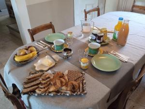 a table with plates of food on it at Le Jardin d'Anna in Saint-Eutrope-de-Born