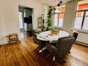 a dining room with a table and chairs at Ferienwohnung Hannes in Weimar