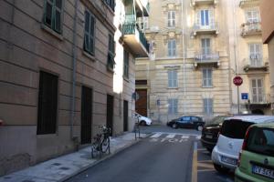 una bicicletta parcheggiata sul lato di una strada accanto agli edifici di Camere Andrea a La Spezia