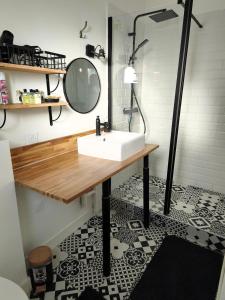 a bathroom with a white sink and a mirror at Maison cosy et élégante -Tram A et E à 300 m, - Bordeaux 15 min in Cenon +10 photos