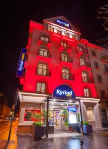 akritkrit hotel is lit up in red at night at Hôtel Kyriad Rennes in Rennes