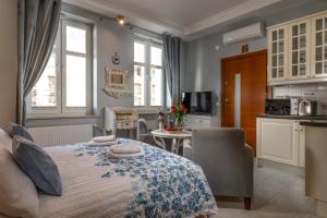 a bedroom with a bed and a kitchen at Apartamenty Boutique in Ustka