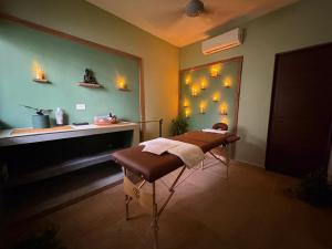 ein Raum mit einem Tisch und Lichtern an der Wand in der Unterkunft Mexhe Hotel El Cuyo in El Cuyo