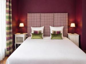 a bedroom with a large white bed with two lamps at Hôtel Restaurant Verger des Châteaux, Route des vins Haut-Koenigsbourg in Dieffenthal +68 photos