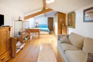 a living room with a couch and a bed at Chambre d'hôtes d'Émilie in Anglet