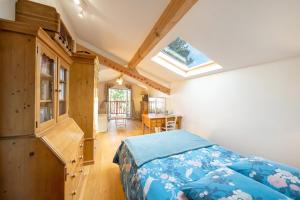 a bedroom with a bed and a skylight at Chambre d'hôtes d'Émilie in Anglet +13 photos