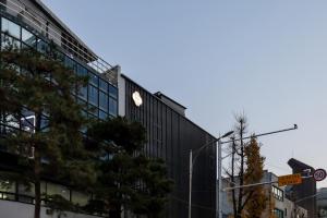 a building with a clock on the side of it at 율 한옥 호텔 in Seoul