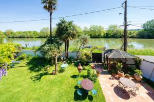 an aerial view of a garden with a pond at Maison de charme a Bayonne in Bayonne