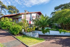 a house with a lot of plants in front of it at Chambre d'hôtes d'Émilie in Anglet