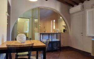 a dining room with a table and a mirror at Sky Loft La Melissa - Pisa Center in Pisa