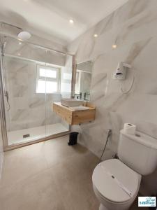 ein Badezimmer mit Toilette, Dusche und Waschbecken in der Unterkunft Hotel São Mamede Estoril in Estoril + 32 Fotos